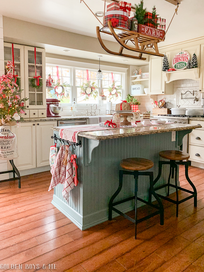 Love this festive Christmas kitchen complete with sleigh holding gifts 