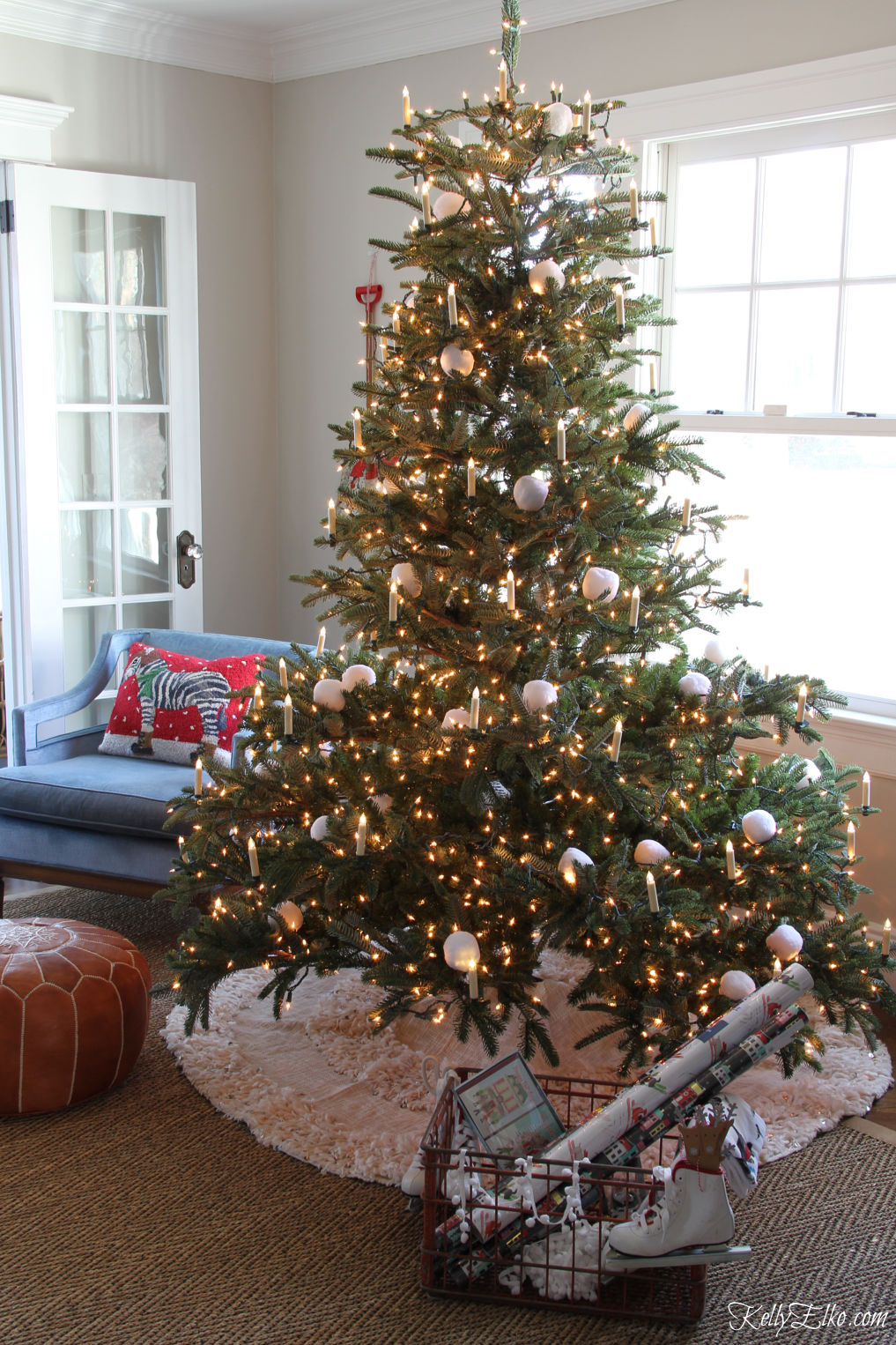 Wow this is the most realistic Christmas tree I've ever seen! Love the candle lights and Moroccan blanket tree skirt kellyelko.com #christmastree #christmasdecor #christmasdecorating #farmhousechristmas #christmaslights #bohochristmas #farmhousechristmas #christmaslivingroom #vintagechristmas #balsamhill