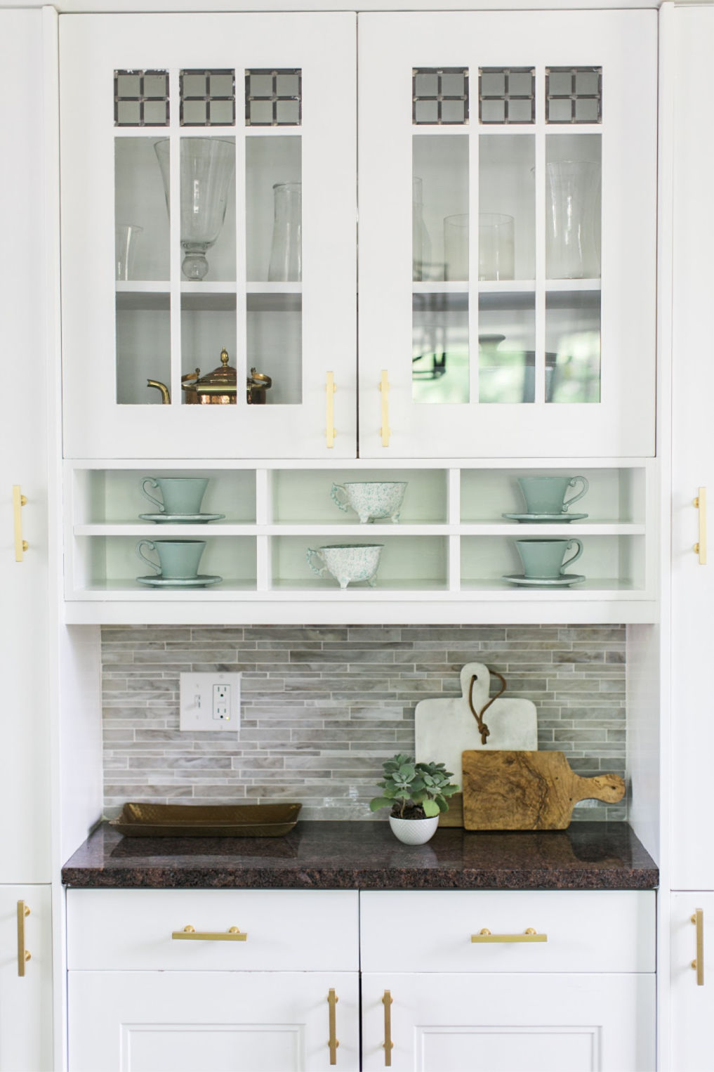 Love this built in hutch to store kitchen essentials kellyelko.com #kitchen #kitchenstorage #kitchencabinet #whitekitchen 