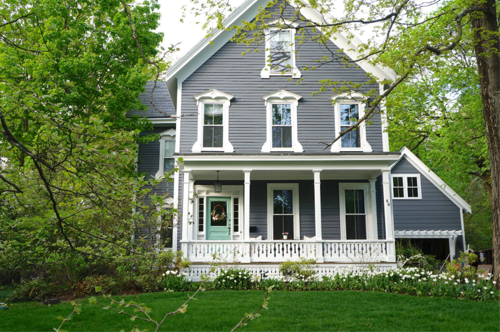 Eclectic Home Tour Finding Lovely - love this charming old home with lots of curb appeal kellyelko.com #oldhouse #oldhome #curbappeal #frontporch #hometour #housetour #vintagedecor #interiordecorate