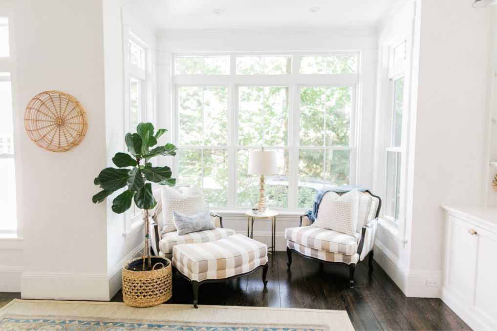 Lovely little sitting area with bergere chairs and a fiddle leaf fig kellyelko.com #interiordecorate #interiordesign #sittingarea #neutraldecor #farmhousestyle #cottagestyle 