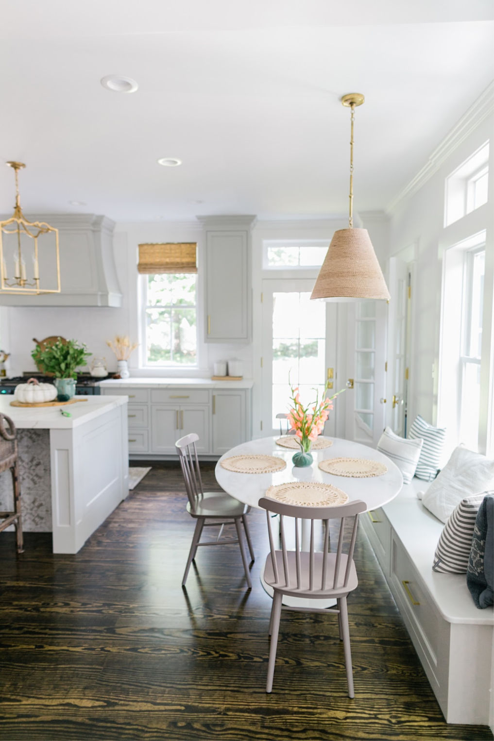 Beautiful white kitchen with breakfast nook complete with built in bench kellyelko.com #cottagestsyle #farmhousestyle #farmhouse #interiordecorate #interiordesign #kitchen #kitchendecor #whitekitchen