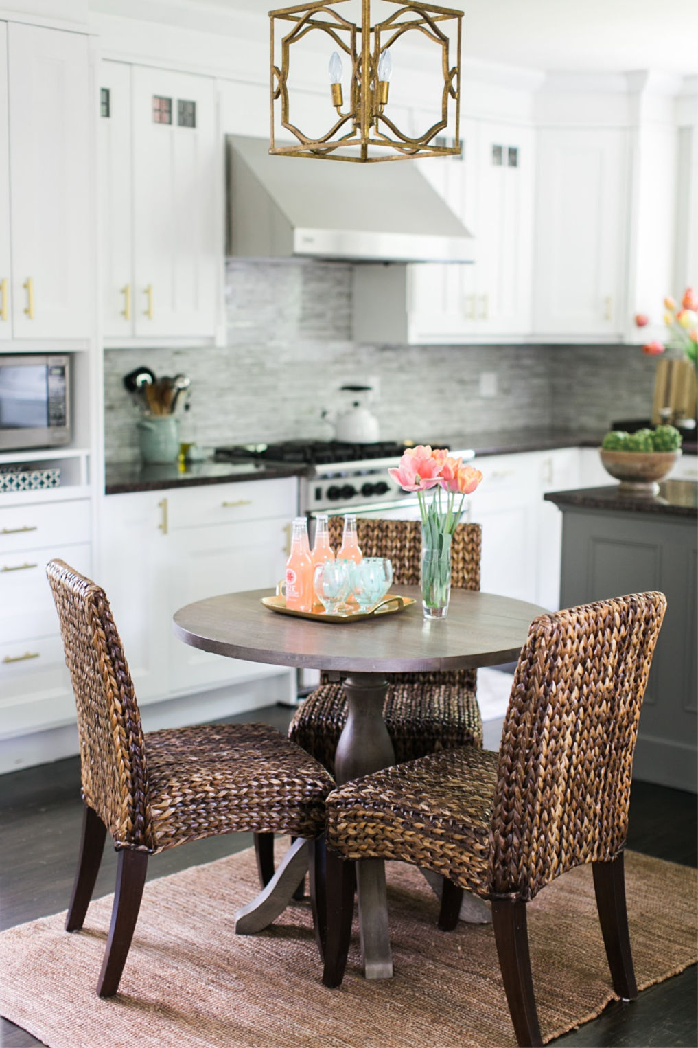 Beautiful white kitchen with brass accents kellyelko.com #oldhome #vintagestyle #vintagedecor #farmhousestyle #farmhouse #interiordecorate #interiordesign #kitchen #whitekitchen 