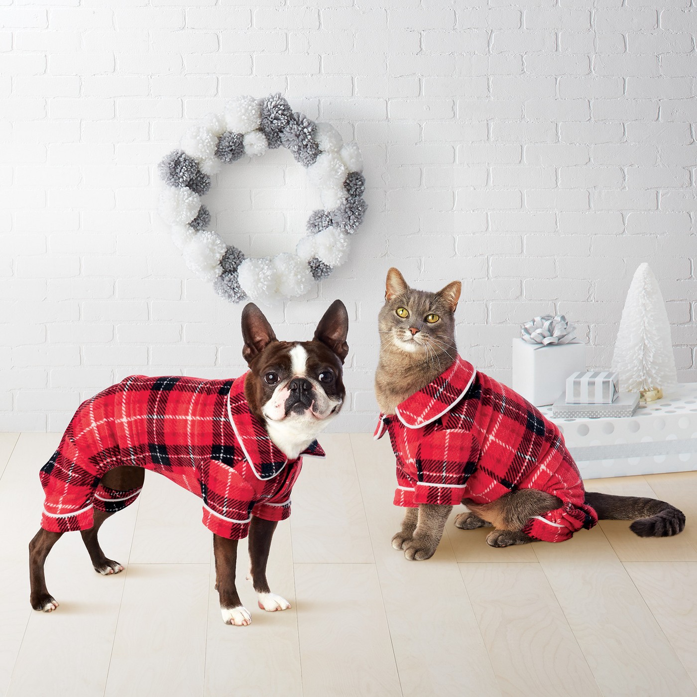 Family Christmas pajamas - love the pet pajamas kellyelko.com #christmaspajamas #christmas #christmastraditions