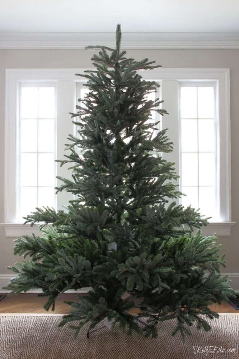 Realistic Christmas tree kellyelko.com #christmastree #christmasdecor #christmasdecorations