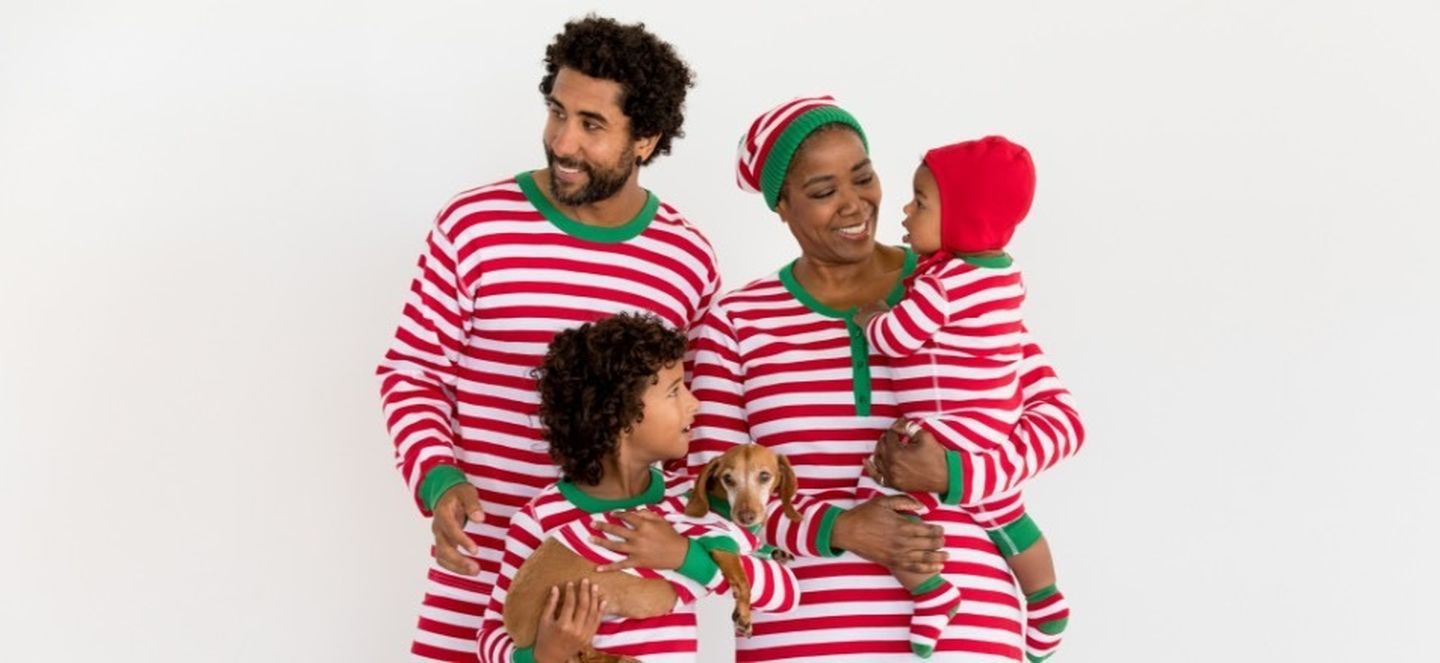 Family Christmas pajamas - love the candy cane stripe pajamas kellyelko.com #christmaspajamas #christmas #christmastraditions