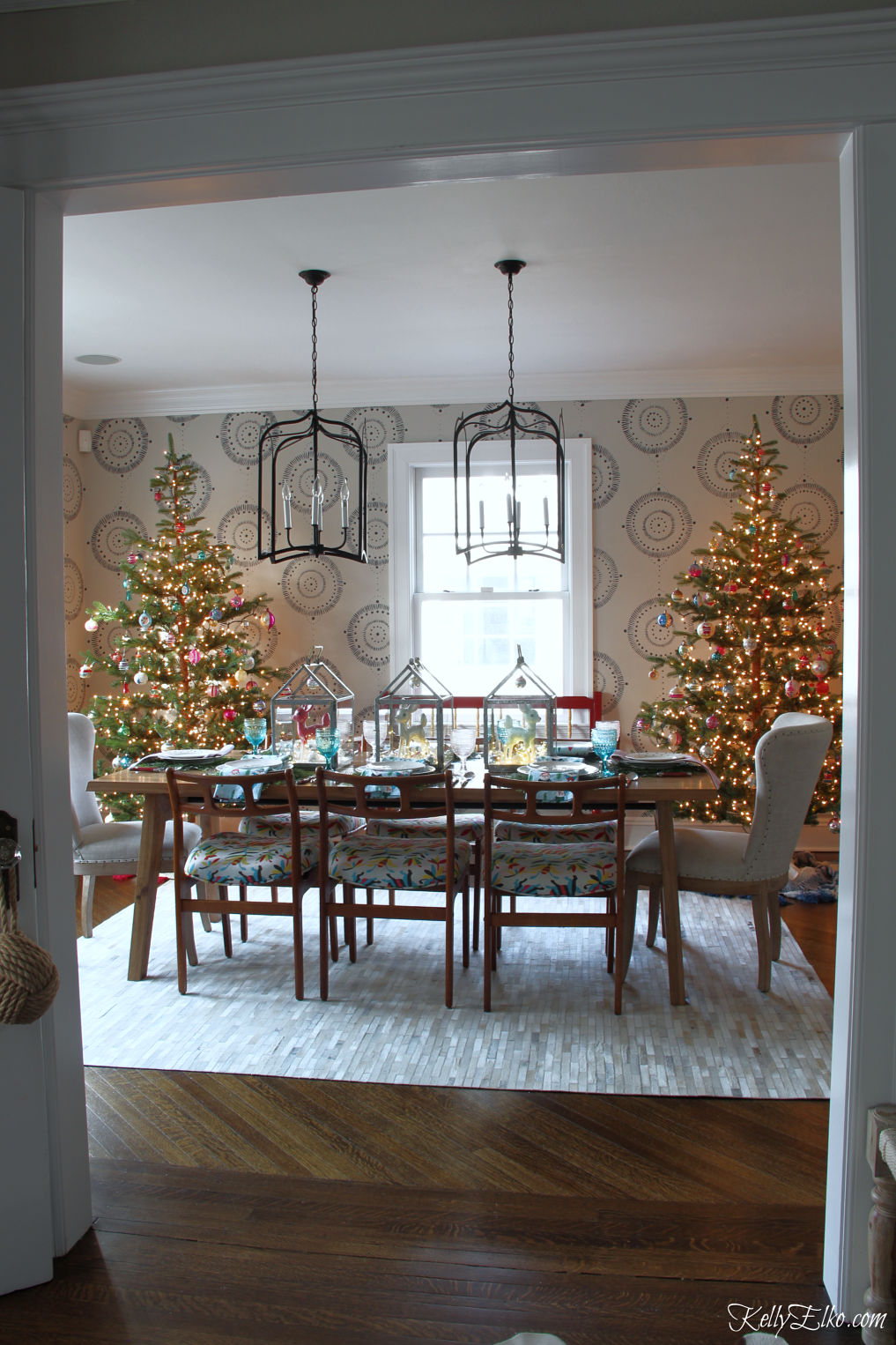 Love this Shiny Brite Christmas dining room - she mixes old and new ornaments for a retro look kellyelko.com #christmas #christmasdecor #christmastrees #christmasdecorations #vintagechristmas #retrochristmas #shinybrites #christmasornaments