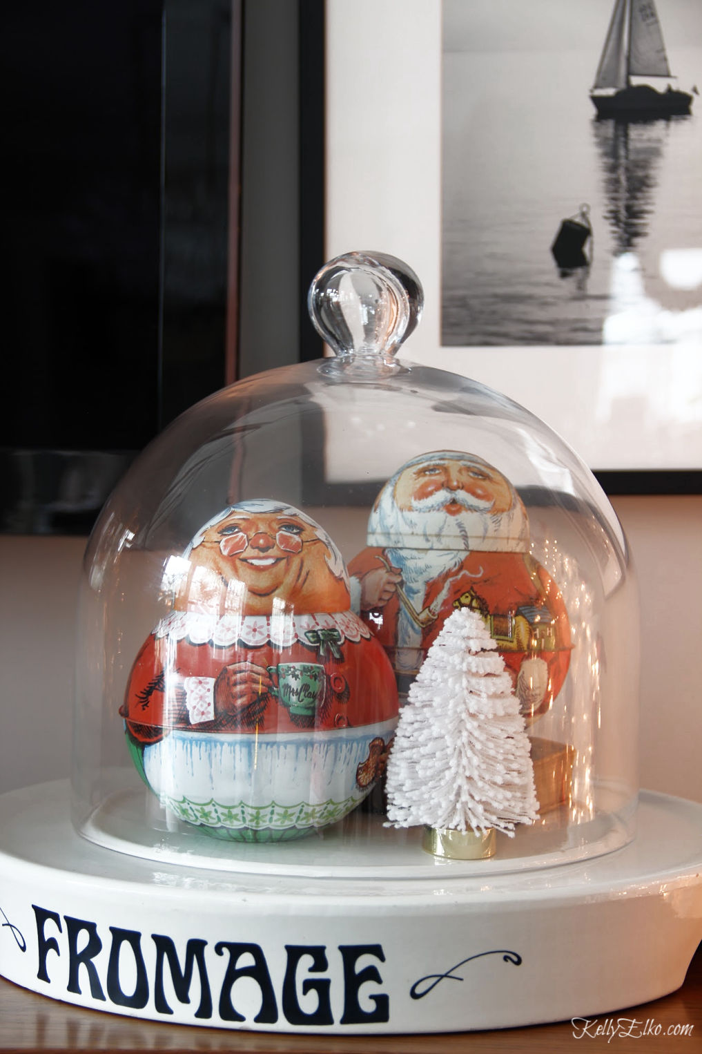 Love these cute Santa and Mrs Claus vintage tobacco tins kellyelko.com #vintagechristmas #christmasdecor #santa 