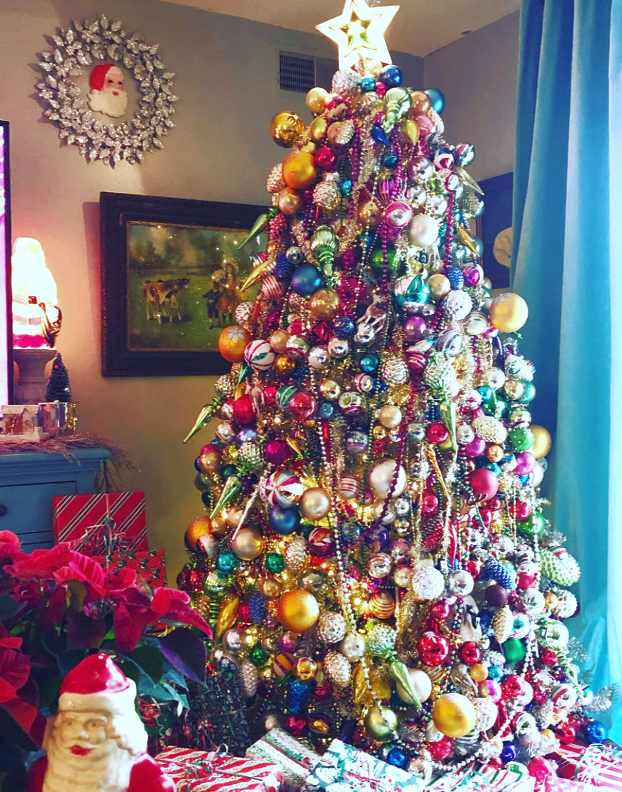 Shiny Brite Decorating Ideas - the most creative ideas for displaying Christmas ornaments like this tree covered in vintage ornaments! kellyelko.com #vintagechristmas #christmasornaments #christmaswreath #christmasdecor #christmasdecorating #shinybrites #vintageornaments #ornaments #christmastree 