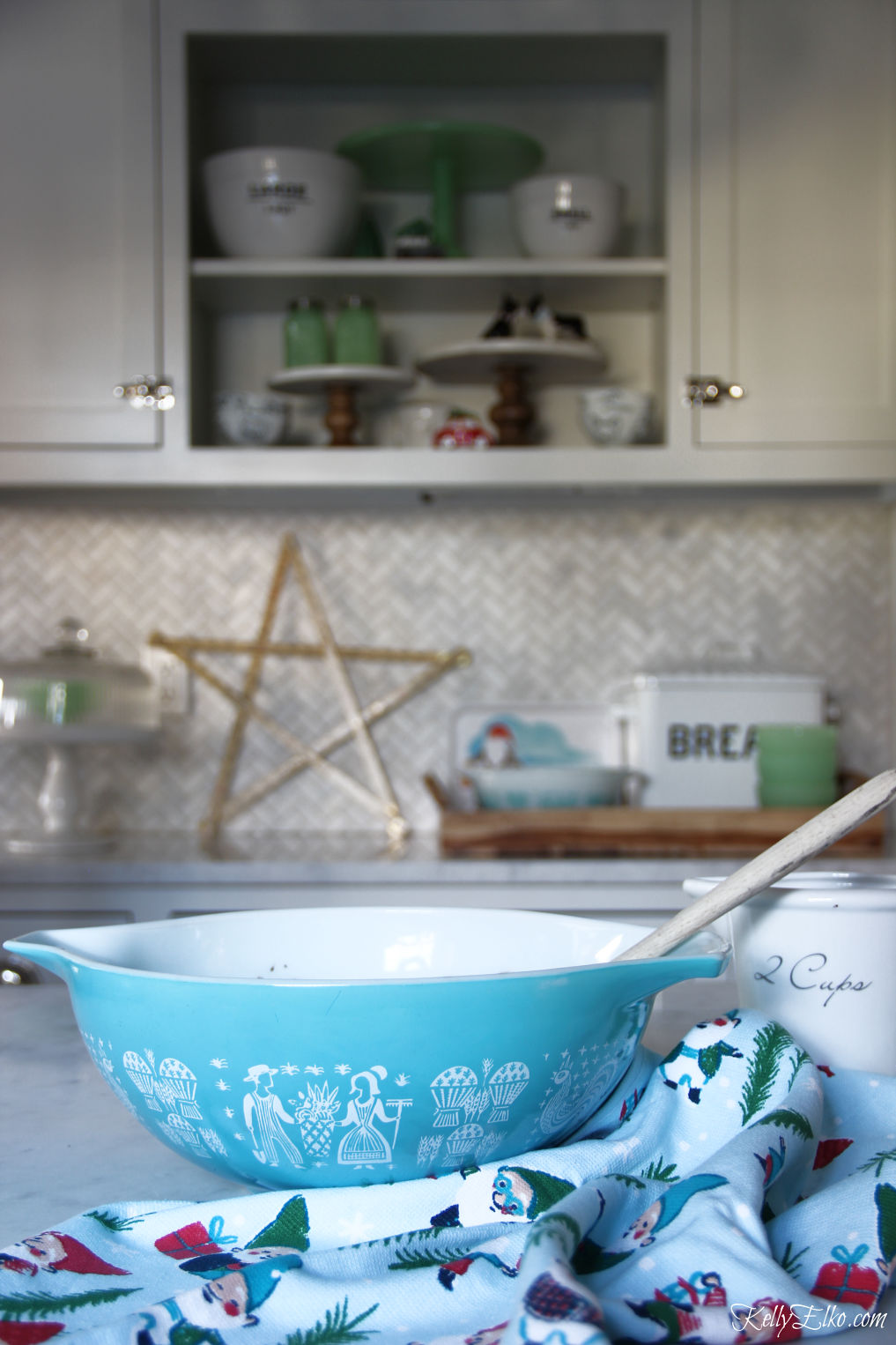 Vintage Pyrex mixing bowl in a Christmas kitchen kellyelko.com #pyrex #christmaskitchen #aquapyrex #farmhousekitchen #vintagechristmas 