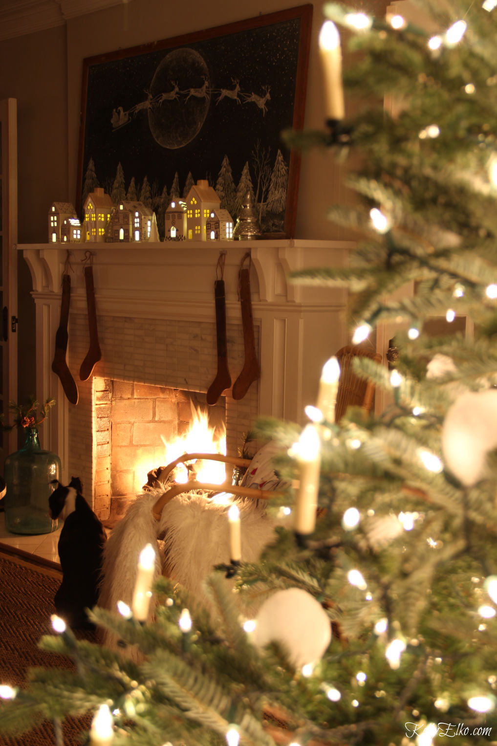 Beautiful Christmas home tour at night kellyelko.com #christmas #christmslights #christmasdecor #christmasdecorating #christmasdiningroom #vintagechristmas #retrochristmas #christmastrees #christmamantel 