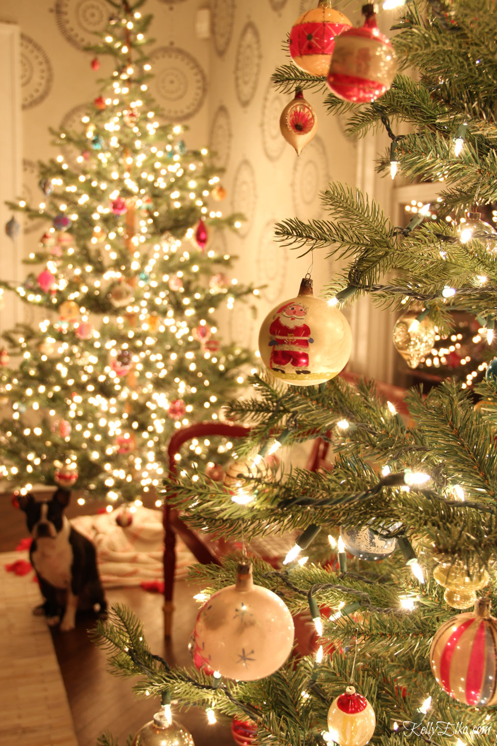 Christmas night tour kellyelko.com #christmas #christmasdecor #vintagechritmas #shinybrites #ornaments #christmastrees #christmasdecorating #kellyelko