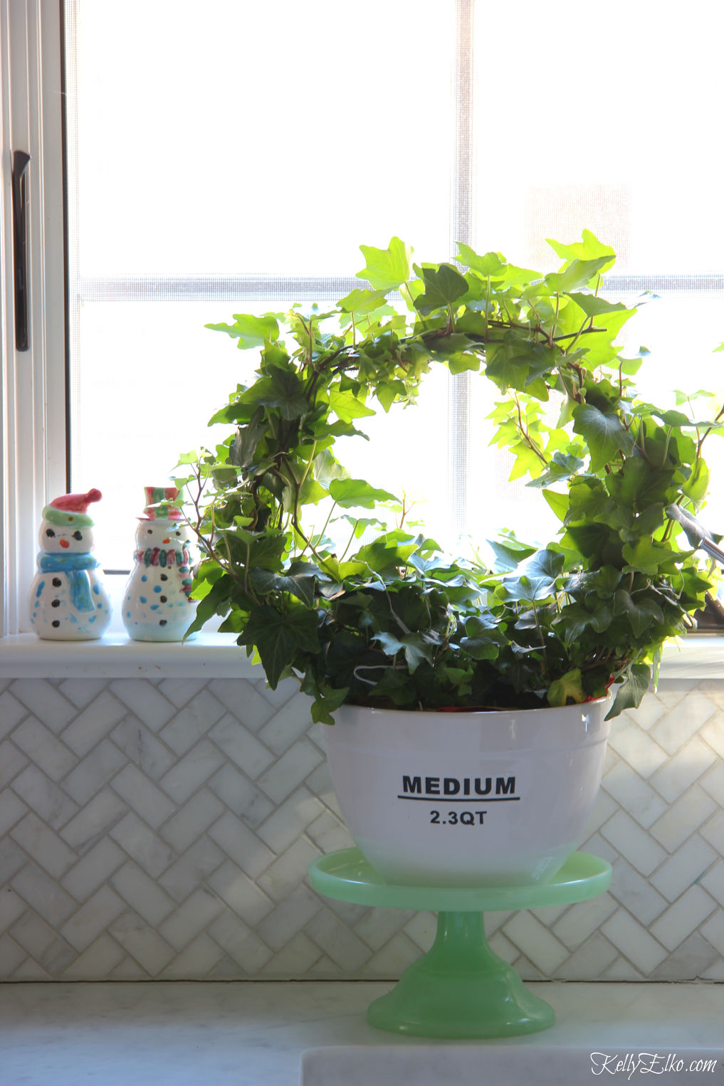 Ivy topiary in a cute bowl kellyelko.com #topiary #ivy #plantlady #houseplants #christmaskitchen 