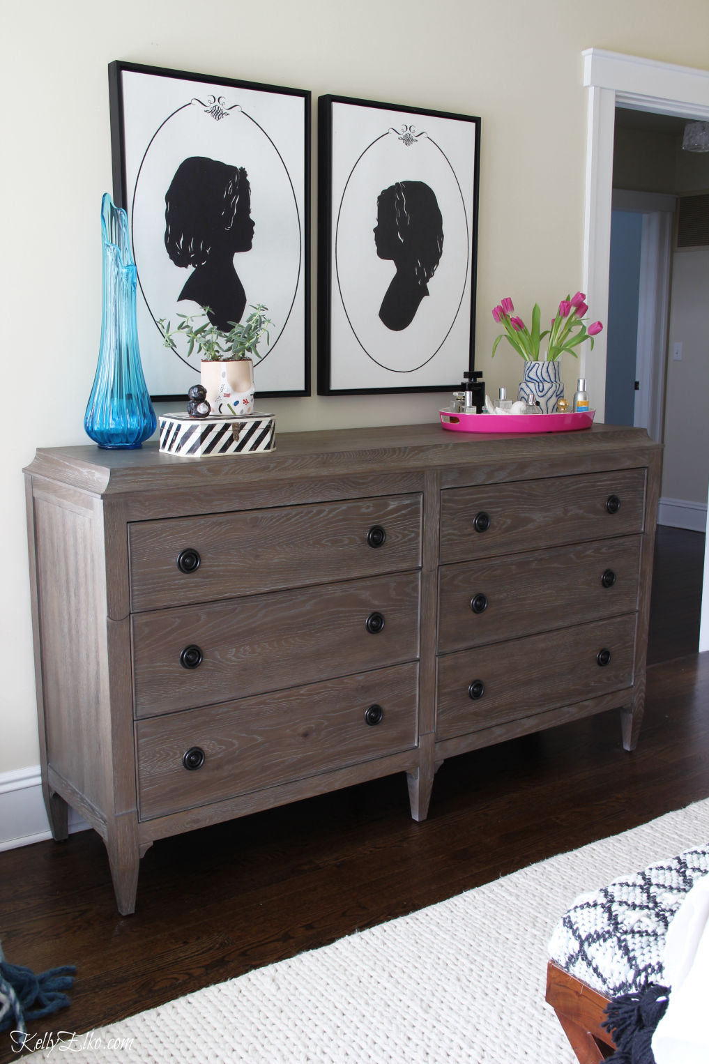 Love these oversized graphic black and white silhouettes kellyelko.com #bedroom #bedroomdecor #customart #silhouettes #masterbedroom #bedroomfurniture #eclecticdecor #vintagemodern