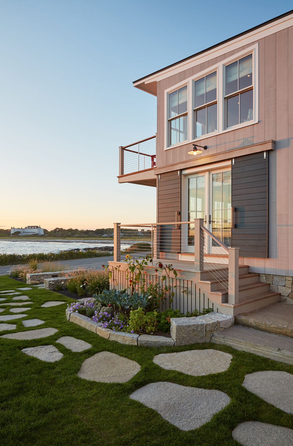 Coastal modern home with curb appeal kellyelko.com #coastal #hometour #housetour #modernhome #curbappeal 