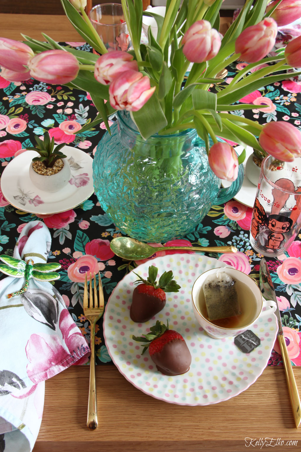 Valentine Table - love the mix of vintage and new pieces and the blue and pink color combo kellyelko.com #valentinesday #valentinesdecor #tulips #tablescape #valentinestable #vintagedecor #valentinesdaydinner