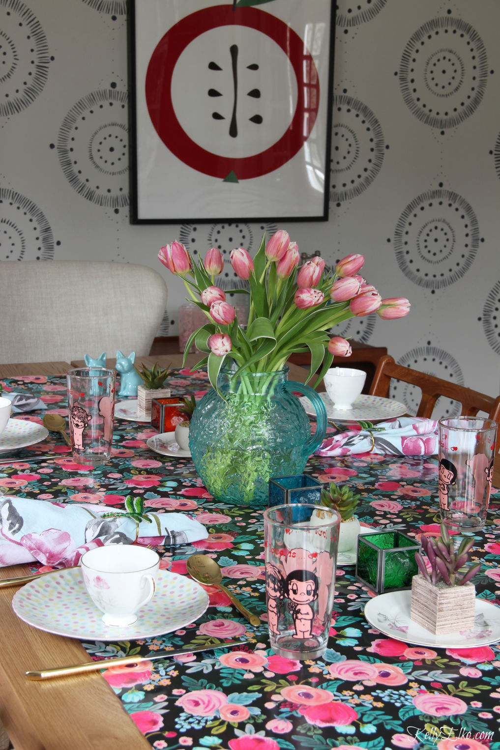 Love this colorful pink and aqua Valentines table! kellyelko.com #valentines #valentinesdinner #valentinestable #valentinesdecor #tulips #tablescape #partydecor 