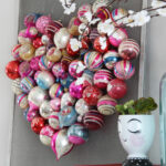Christmas ornament Valentine heart screen kellyelko.com #valentine #valentinescraft #valentinesday #heart #christmasornaments #ornaments #shinybrites #diycraft #valentinedecor