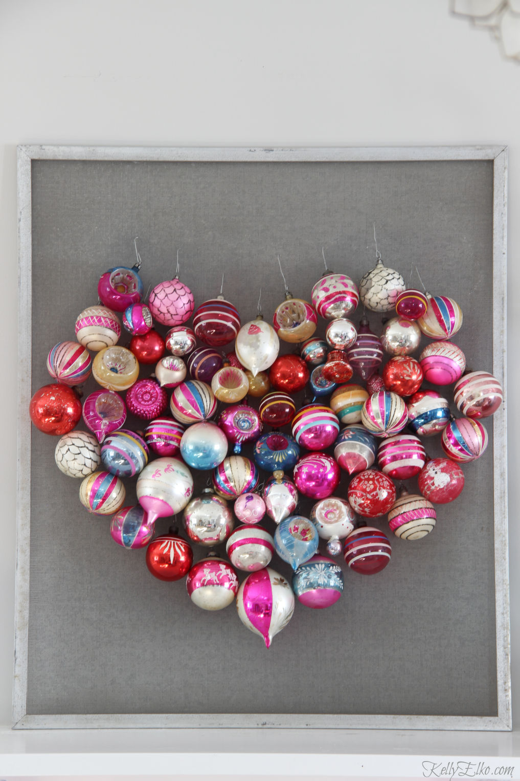 How to make a Christmas ornament Valentine heart screen kellyelko.com #valentines #valentinecraft #valentinesday #christmasornaments #vintageornaments #shinybrites #valentinedecor #valentinesdaydecor #valentinesparty #hearts #diycrafts 
