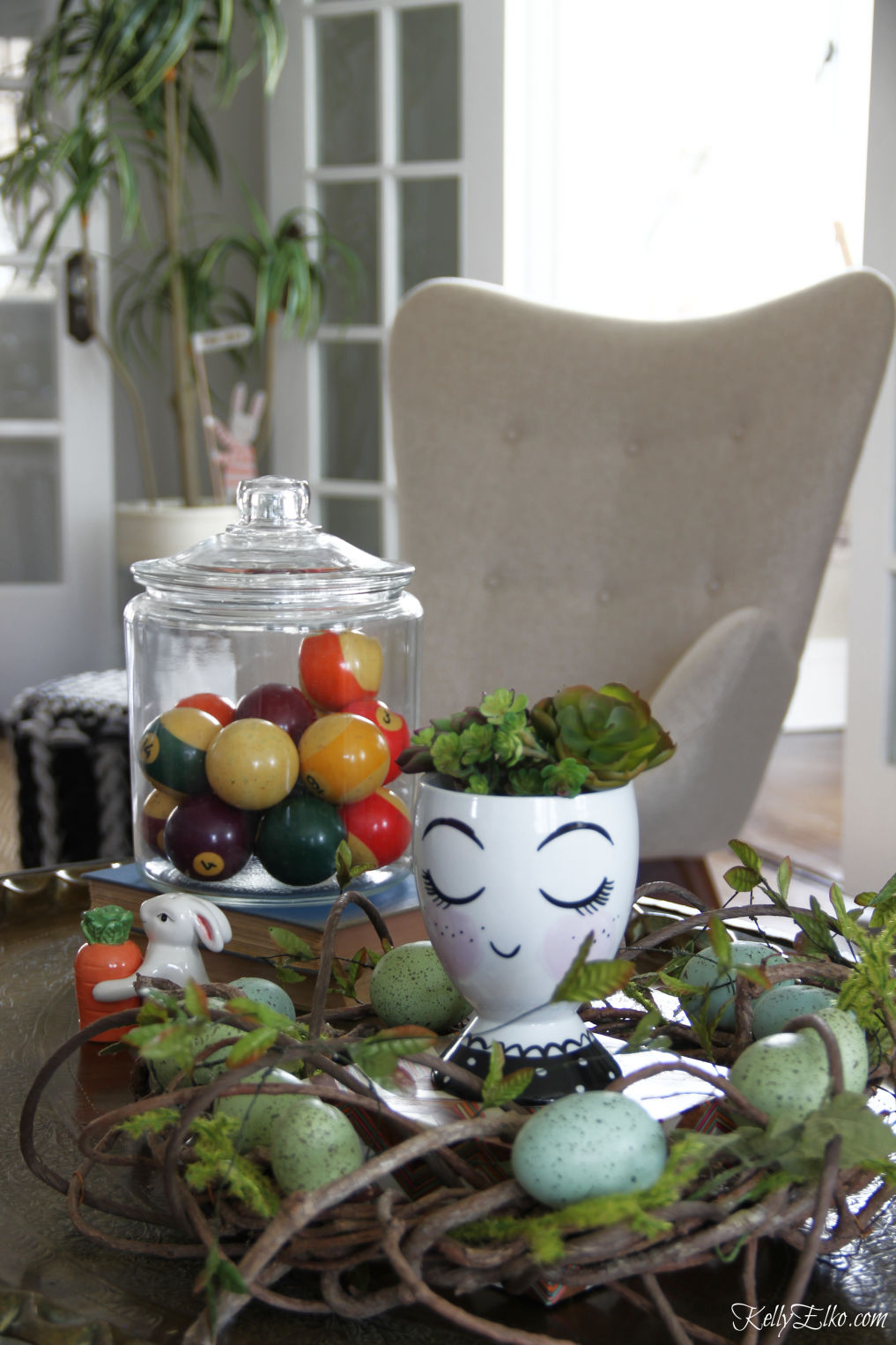 Love this fun spring coffee table display kellyelko.com #springdecor #easterdecor #vintagedecor #easterdecor #vignettes 