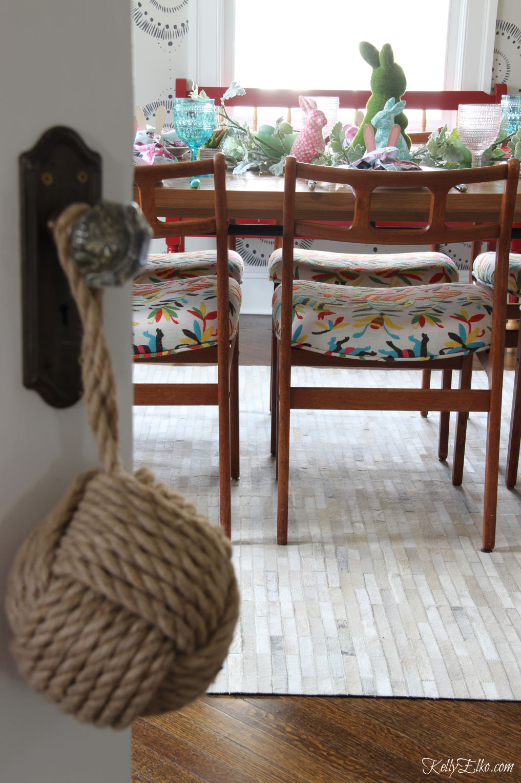 Love this whimsical spring table in aqua, pink and green kellyelko.com #diningroom #otomi #springtable #eastertable #midcenturymodern #danishmodern