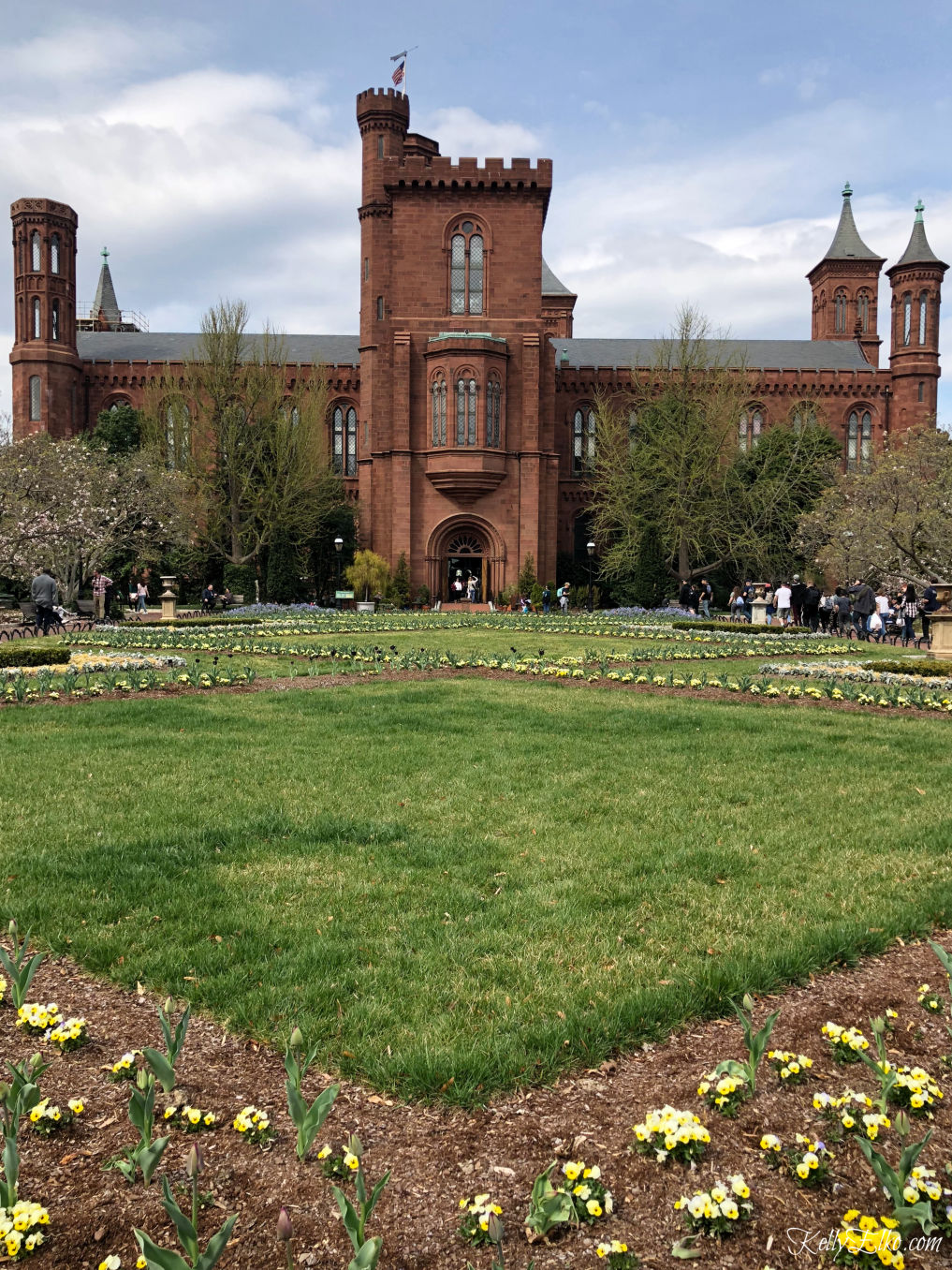 Weekend in Washington DC - there are 14 free museums in the National Mall! kellyelko.com #travel #travelblogger #washingtondc #dc #vacation #familytravel #getaway #escape #smithsonian #museum #gardens