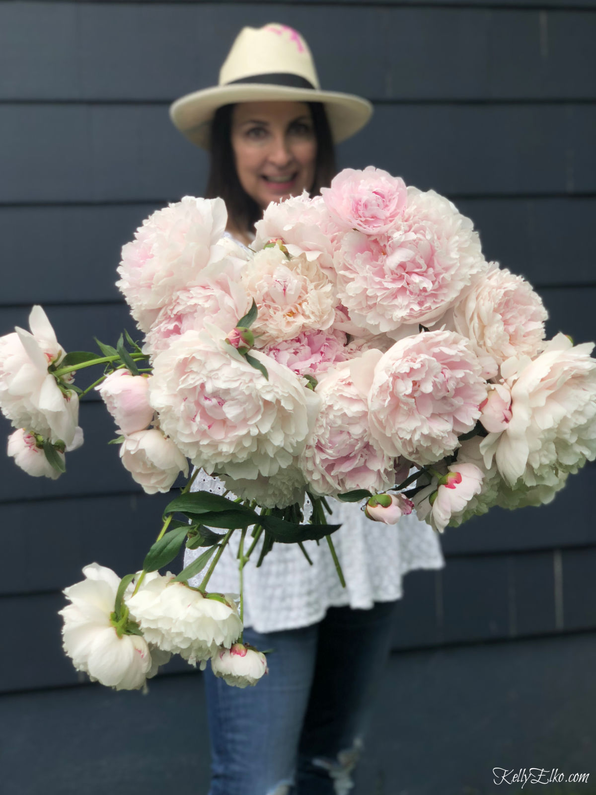 How to plant peonies growing tips and a gorgeous bouquet of pink peonies / kellyelko.com