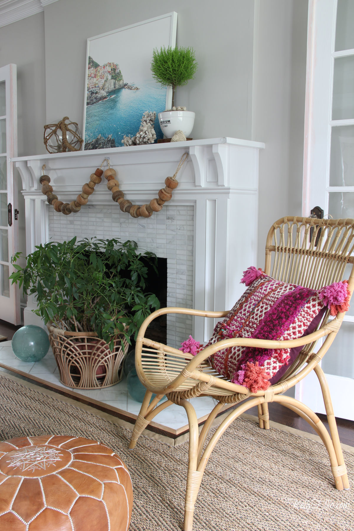 Love this coastal summer mantel and the big chunky wood bead garland kellyelko.com #coastal #mantel #summerdecor #coastaldecor #summermantel #manteldecor #houseplants #rattan #boho #bohodecor #eclecticdecor 