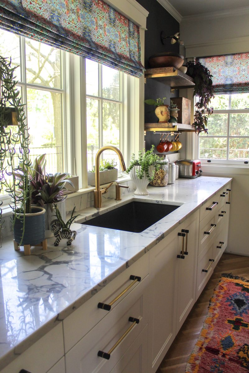 Love this white kitchen with wood shelves and lots of vintage finds kellyelko.com #whitekitchen #kitchencounters #kitchendecor #vintnagekitchen 