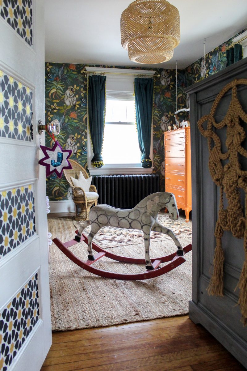 Love this vintage modern home tour filled with lots of colorful wallpaper and paint techniques kellyelko.com #bohodecor #vintagedecor #vintagemodernn #hometour 