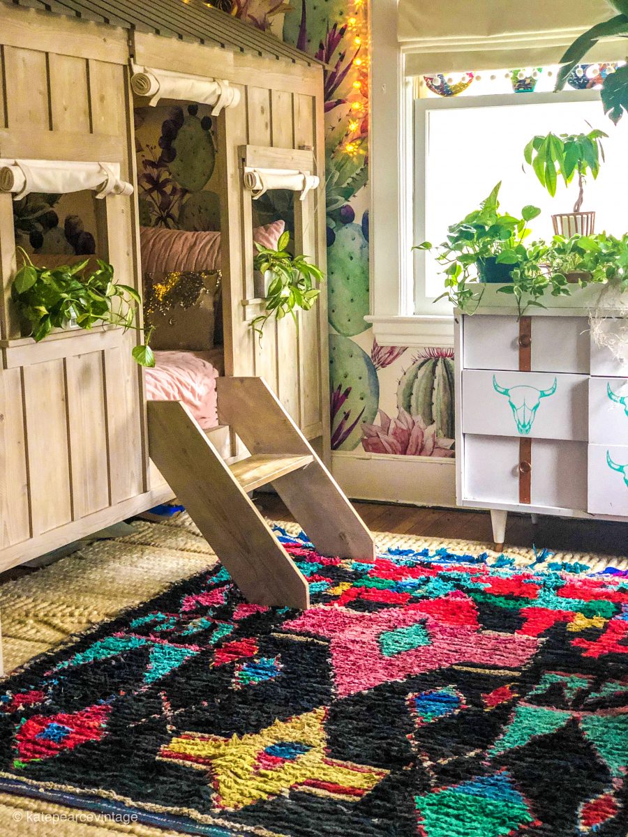 How cute is this built in bed that looks like a rustic cabin kellyelko.com #bohodecor #vintagedecor #girlsbedroom #kidsroom #colorful #colorfuldecor #colorlovers #diybed #diyideas #vintageruts 