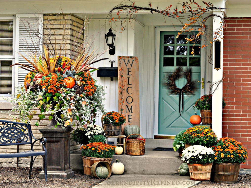 10 Beautiful Fall Porches - love the huge planting in the urn kellyelko.com #fall #fallporch #falldecor #falldecorating #mums #pumpkins #fairylights #porch #frontporch #curbappeal #autummdecor #autummporch #fallplanter 