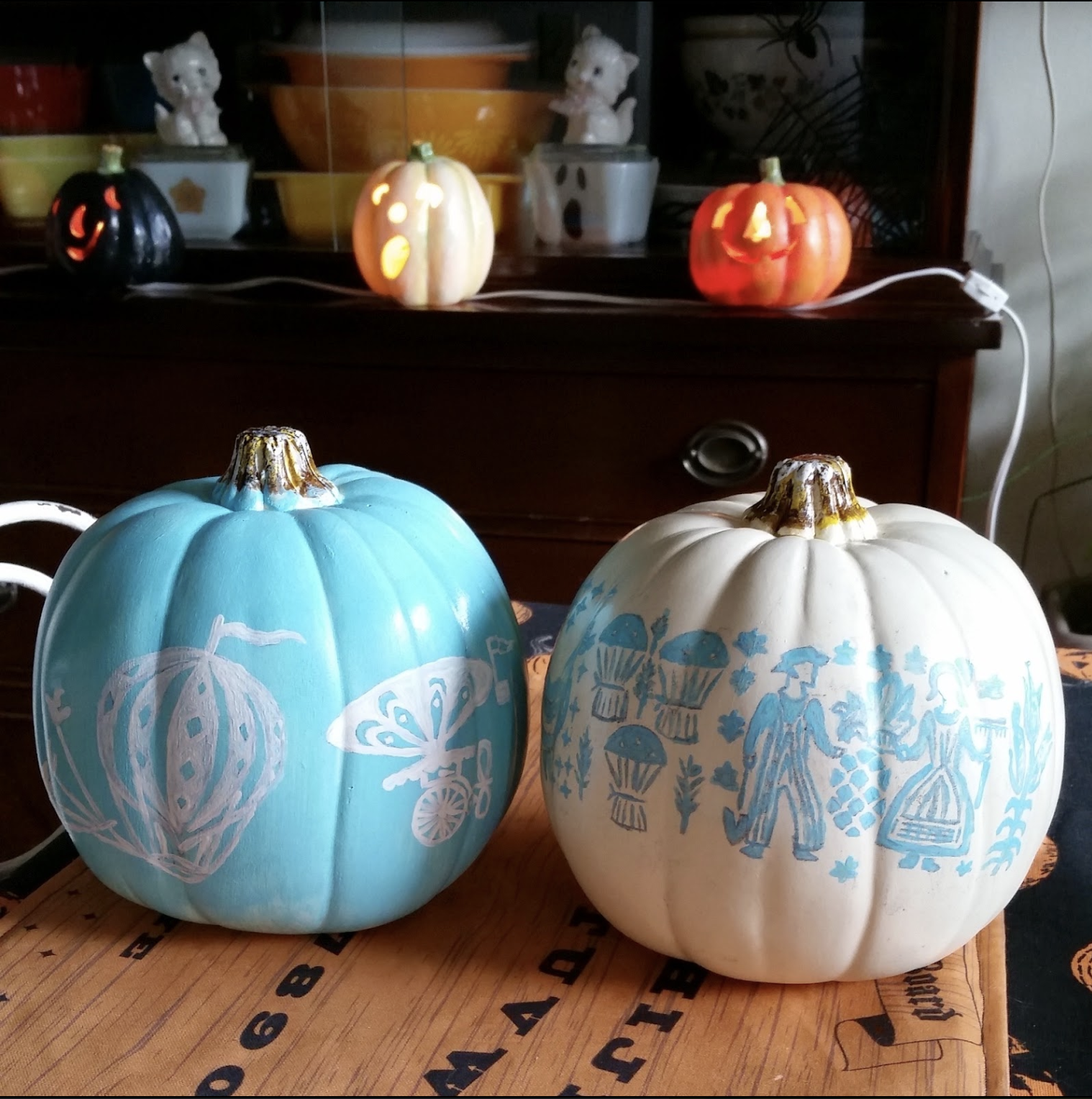 How to make Pyrex painted pumpkins kellyelko.com #pyrex #vintage #fallcrafts #pumpkincrafts #paintedpumpkins #turquoise 