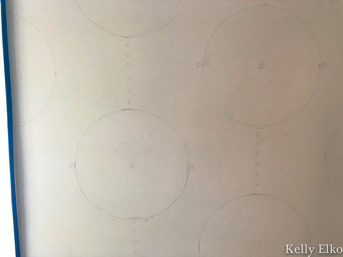 How to paint a repeating wall mural kellyelko.com #sketch #tipsandtricks #paintingtips #wallmural #murals #diyiydeas 