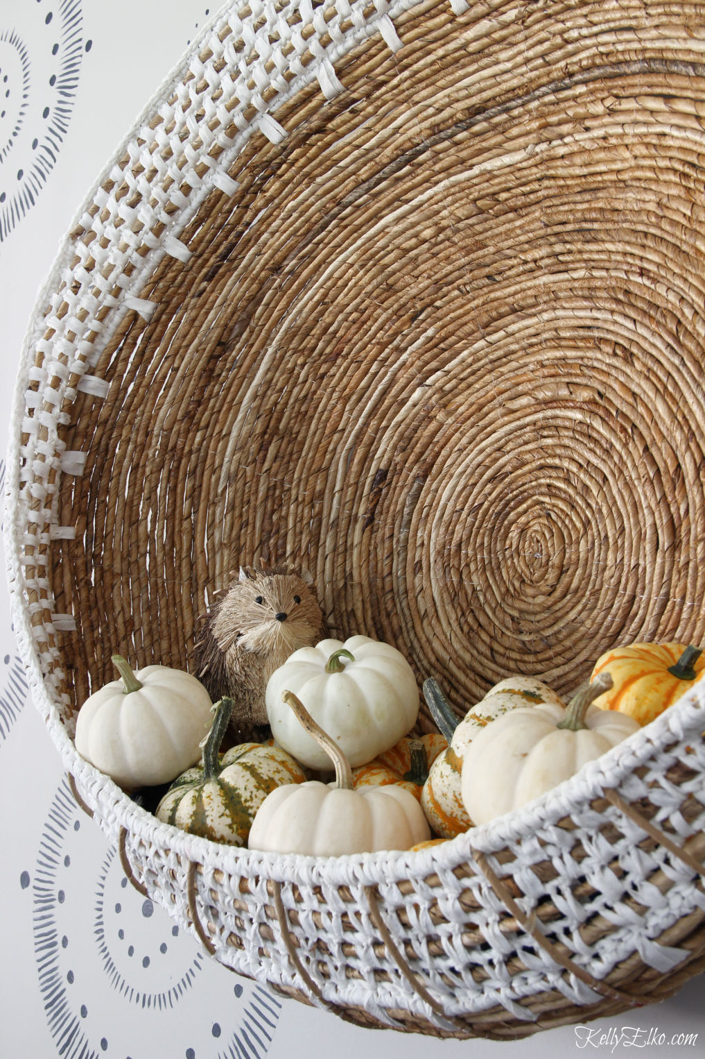 Love this huge wall basket with pouch for displaying pumpkins kellyelko.com #boho #bohodecor #baskets #wallart #pumpkins #falldecor #falldecorating 