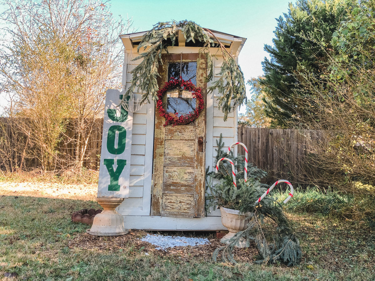 Chicken coop decked out for Christmas kellyelko.com #chickencoop #shed #christmasdecor #farmhousechristmas 