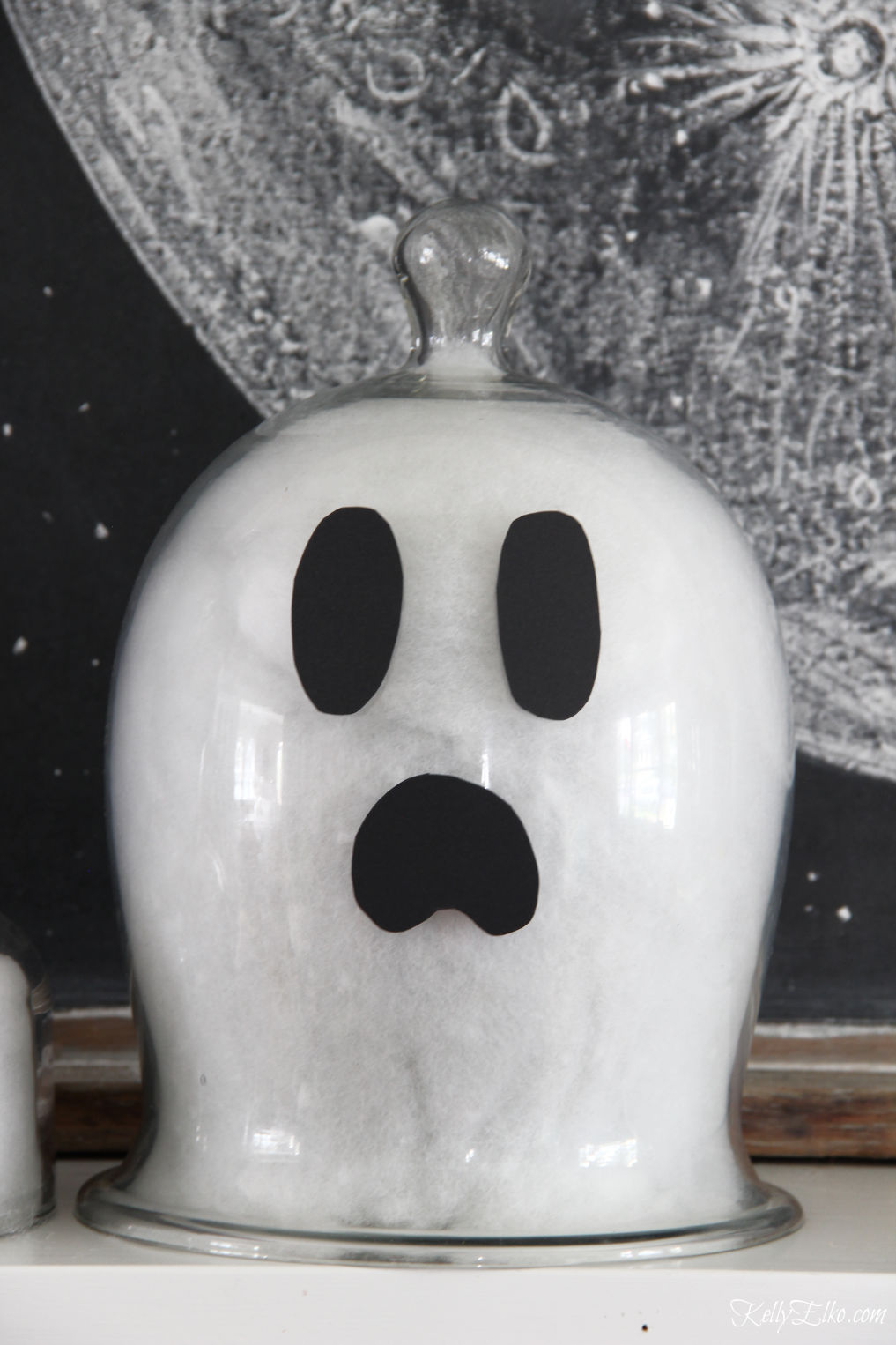 DIY Cloche Ghosts - what a fun Halloween craft kellyelko.com #halloween #halloweencrafts #halloweendecor #halloweendecorations #diyhalloween #diyhalloweendecorations #ghosts 