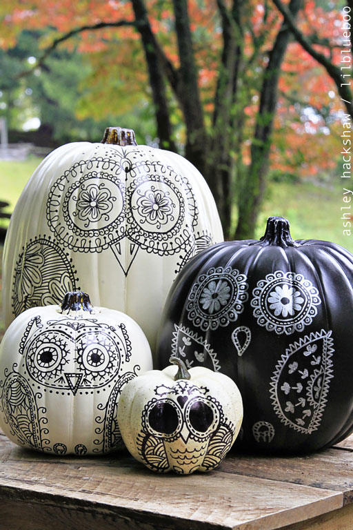 12 DIY Painted Pumpkins - step by step tutorial to create your own owl pumpkin kellyelko.com #pumpkins #pumpkincrafts #paintingtutorials #paintingtips #fallcrafts #crafting 