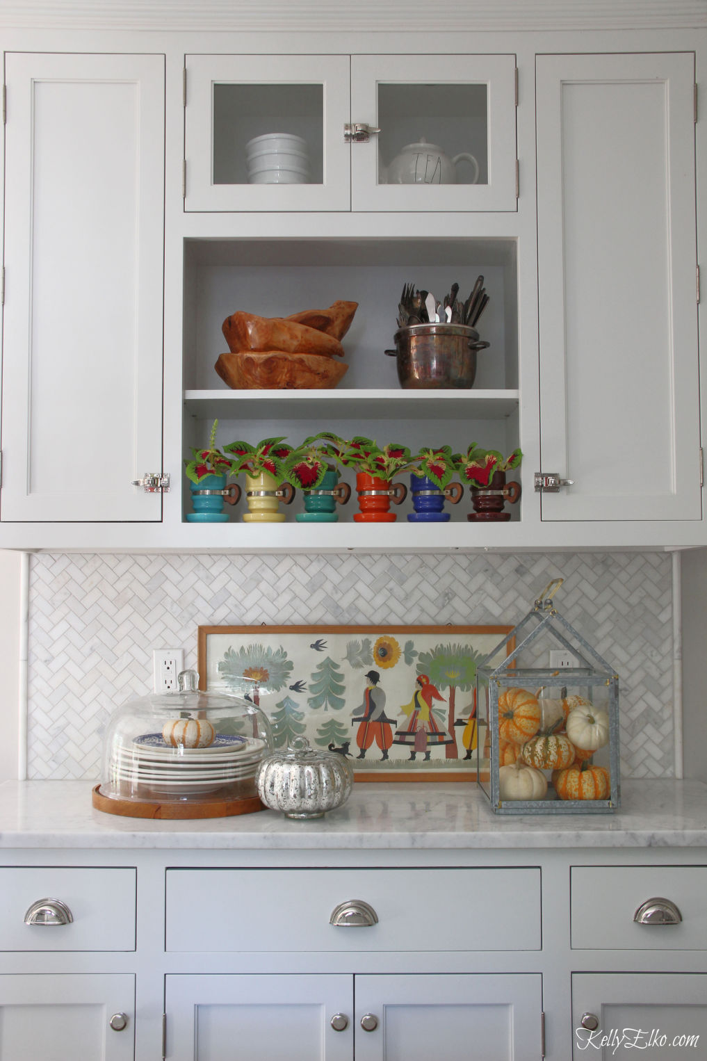https://www.kellyelko.com/wp-content/uploads/2019/09/fall-kitchen-shelf-decor.jpg