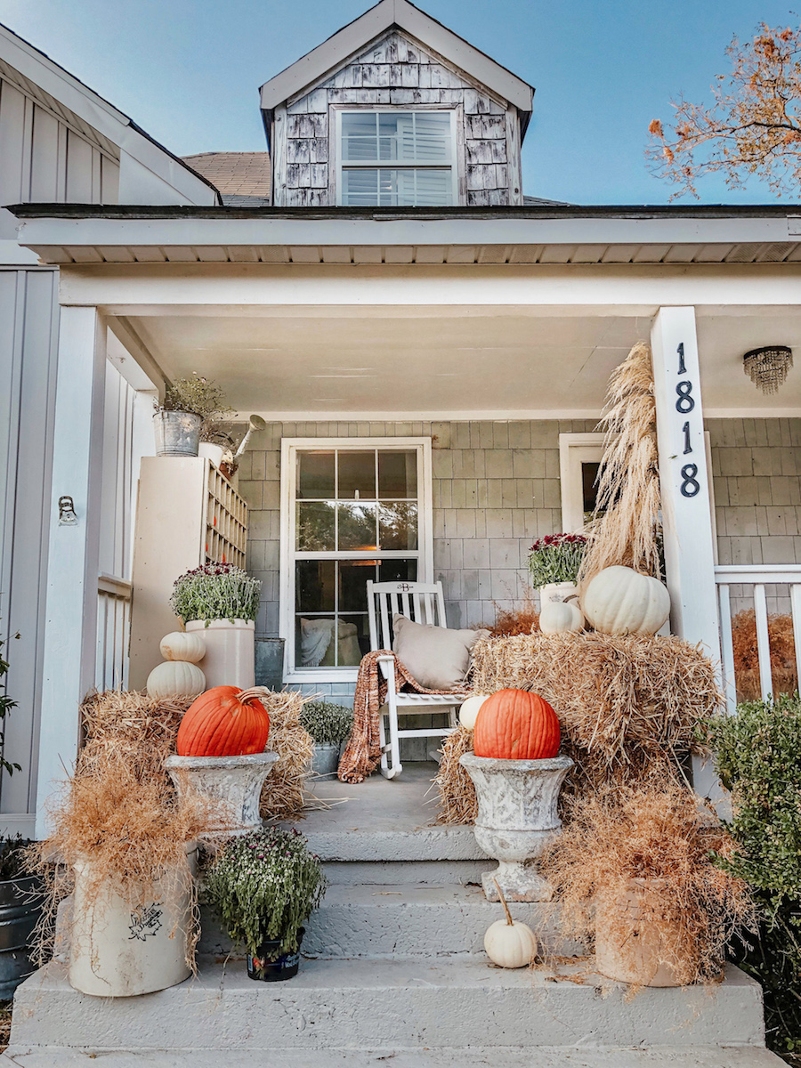 Eclectic Home Tour Karlee Bowman - tour this beautiful old farmhouse kellyelko.com #farmhouse #farmhousedecor #fallporch #falldecor #falldecorating #farmhouseporch #pumpkins #vintagedecor 