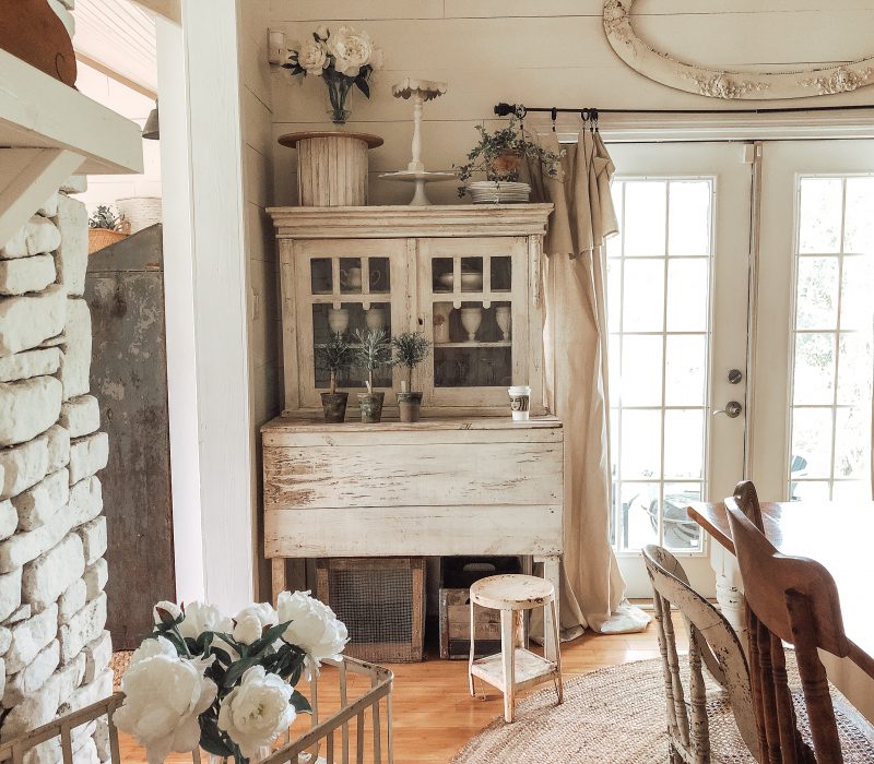 Beautiful farmhouse dining room with shiplap walls and neutral decor kellyelko.com #farmhousedecor #farmhousestyle #diningroom #diningroomdecor #vintagedecor 