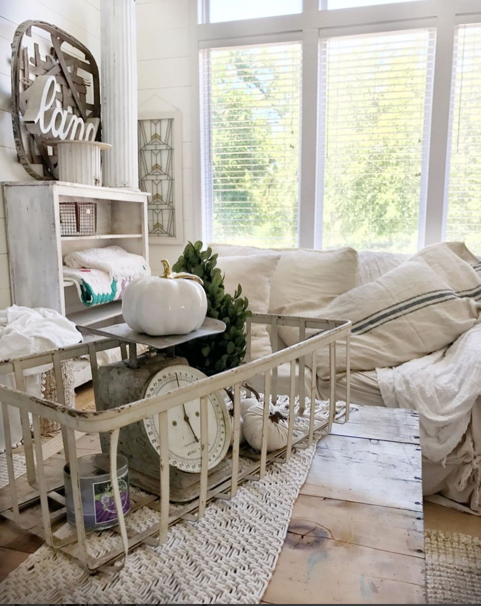 Beautiful neutral farmhouse - love the rusty old scale in a metal basket kellyelko.com #fall #falldecor #falldecorating #farmhousedecor #vintagedecor #neutraldecor #farmhousestyle 