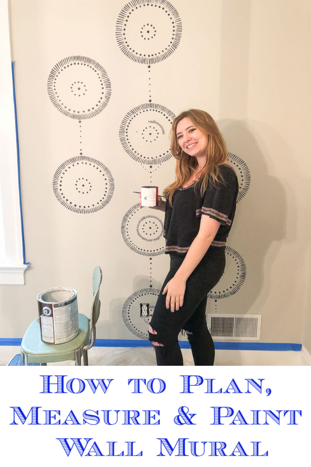 How to paint repeating wall mural - includes tips on how to plan, measure and paint kellyelko.com #paint #wallpaint #wallmural #mural #murals #paintingtips #housepaint #walldecor #walls #paintedwalls #tipsandtricks #howtopaint #kellyelko