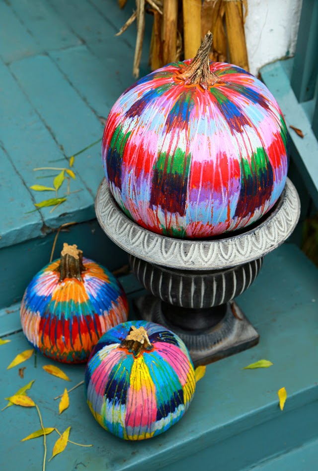 12 DIY Painted Pumpkins - step by step tutorial to create your own oil pastel pumpkin kellyelko.com #pumpkins #pumpkincrafts #paintingtutorials #paintingtips #fallcrafts #crafting 