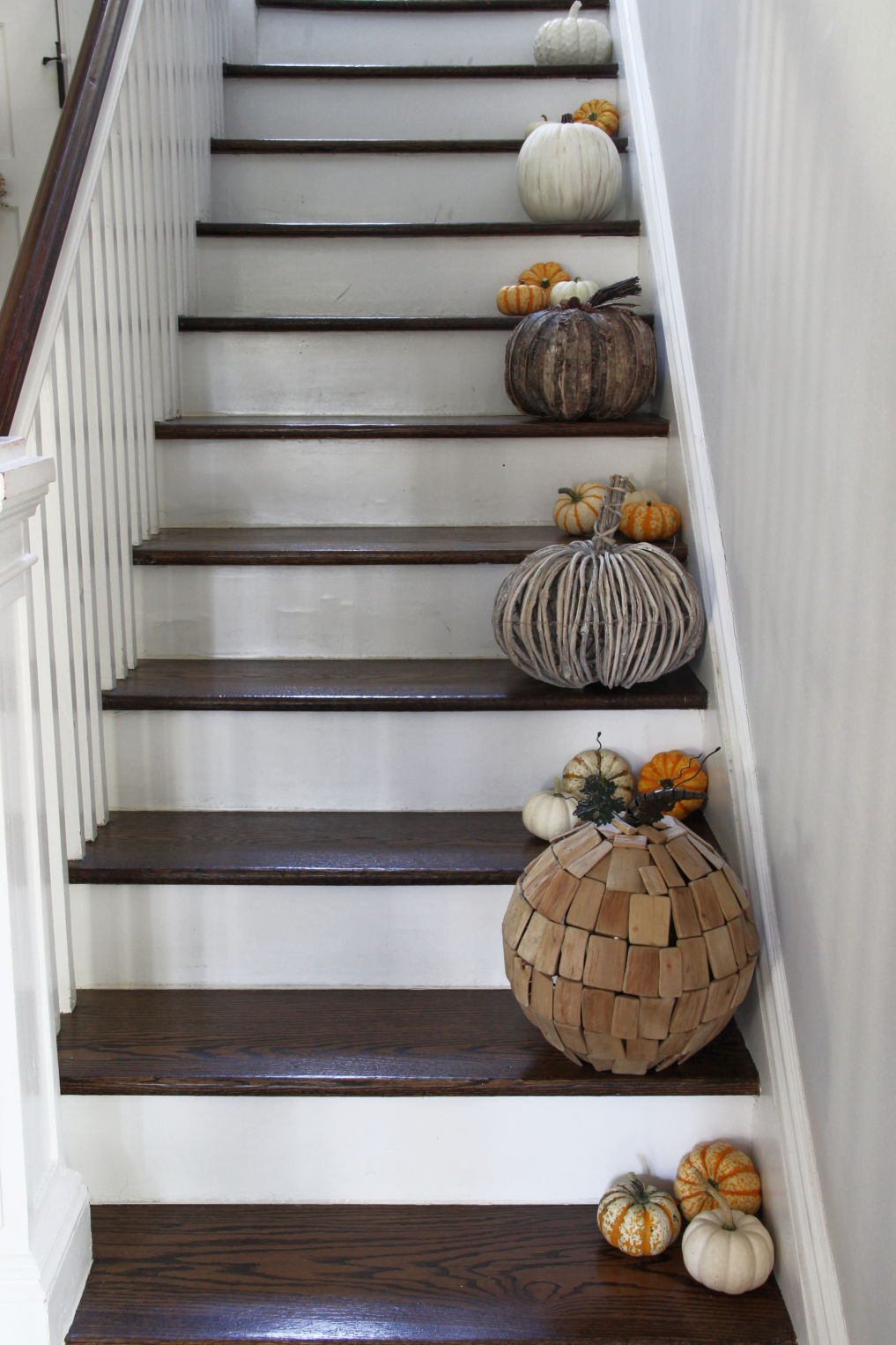 Vintage lovers fall home tour - love the neutral pumpkins on the stairs with colorful mini gourds kellyelko.com #fall #falldecor #falldecorating #fallfoyer #foyer #staircase #neutralfall #neutralfalldecor #neutraldecor #pumpkins #autumndecor #autumndecorating #pumpkindecor #fallhometour 