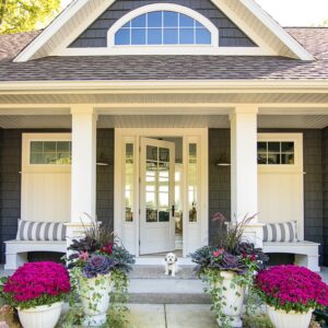10 Beautiful Fall Porches kellyelko.com #fall #fallporch #falldecor #autumn #autumndecor #autumnporch #mums #frontporch #porchdecor