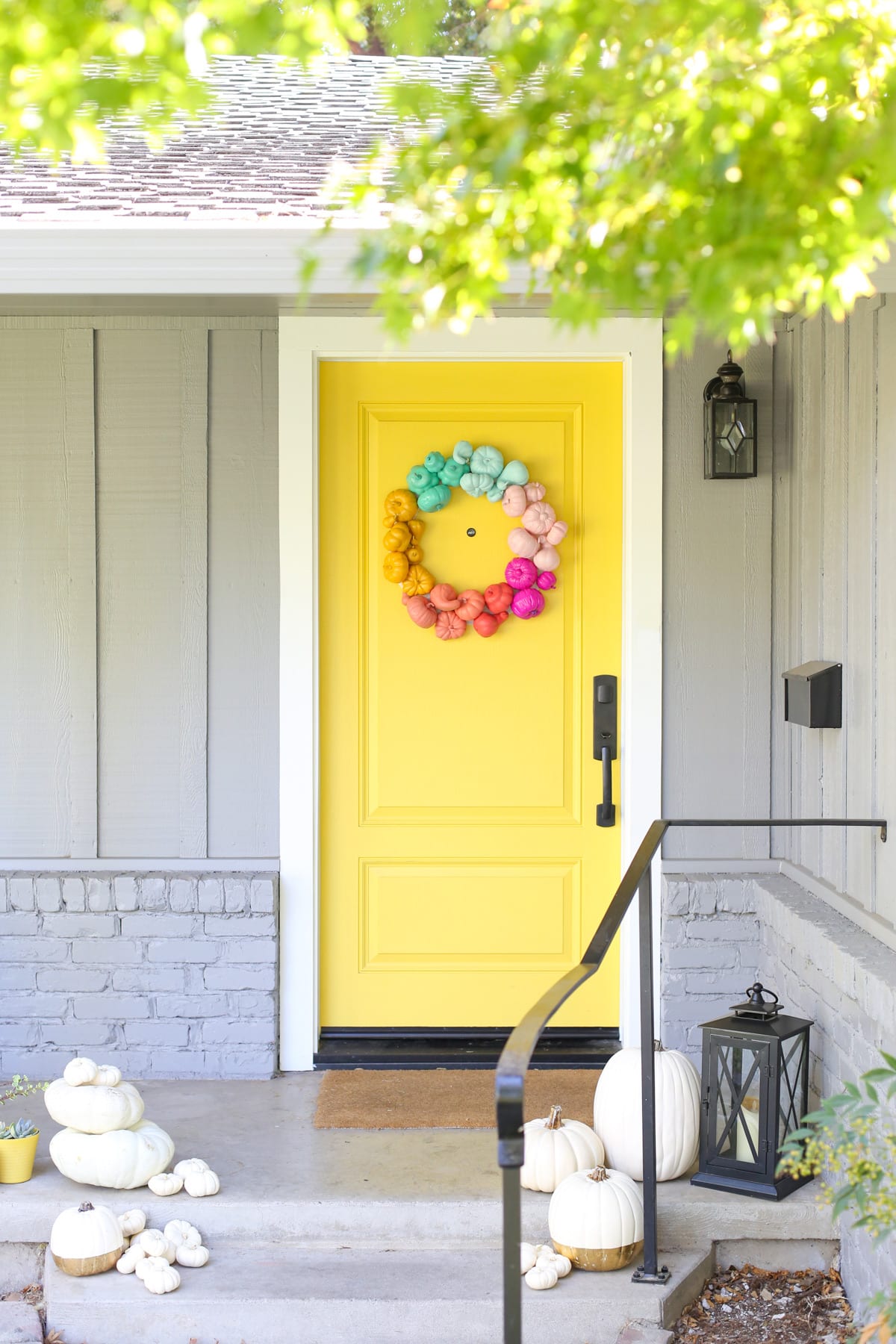 DIY Rainbow Pumpkin Wreath kellyelko.com #pumpkins #pumpkincrafts #wreaths #crafts #kidscrafts #fallcrafts #crafting 