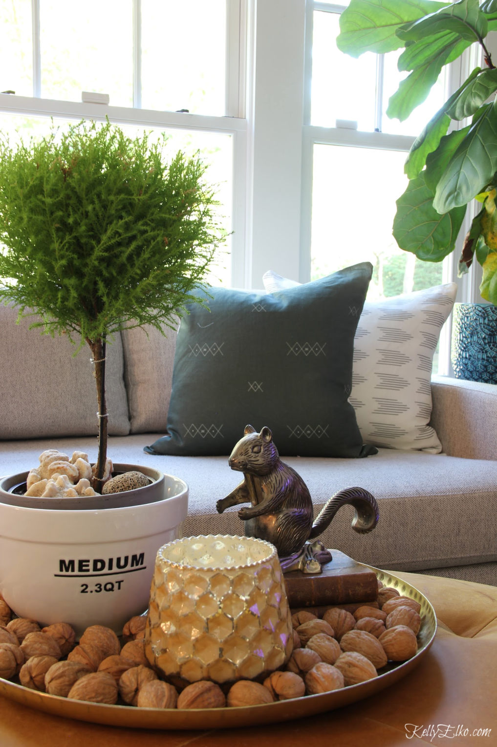 Love the mix of color and pattern in this family room kellyelko.com #vintagedecor #falldecor #familyroomdecor #plants #houseplants #plantlady #topiary 