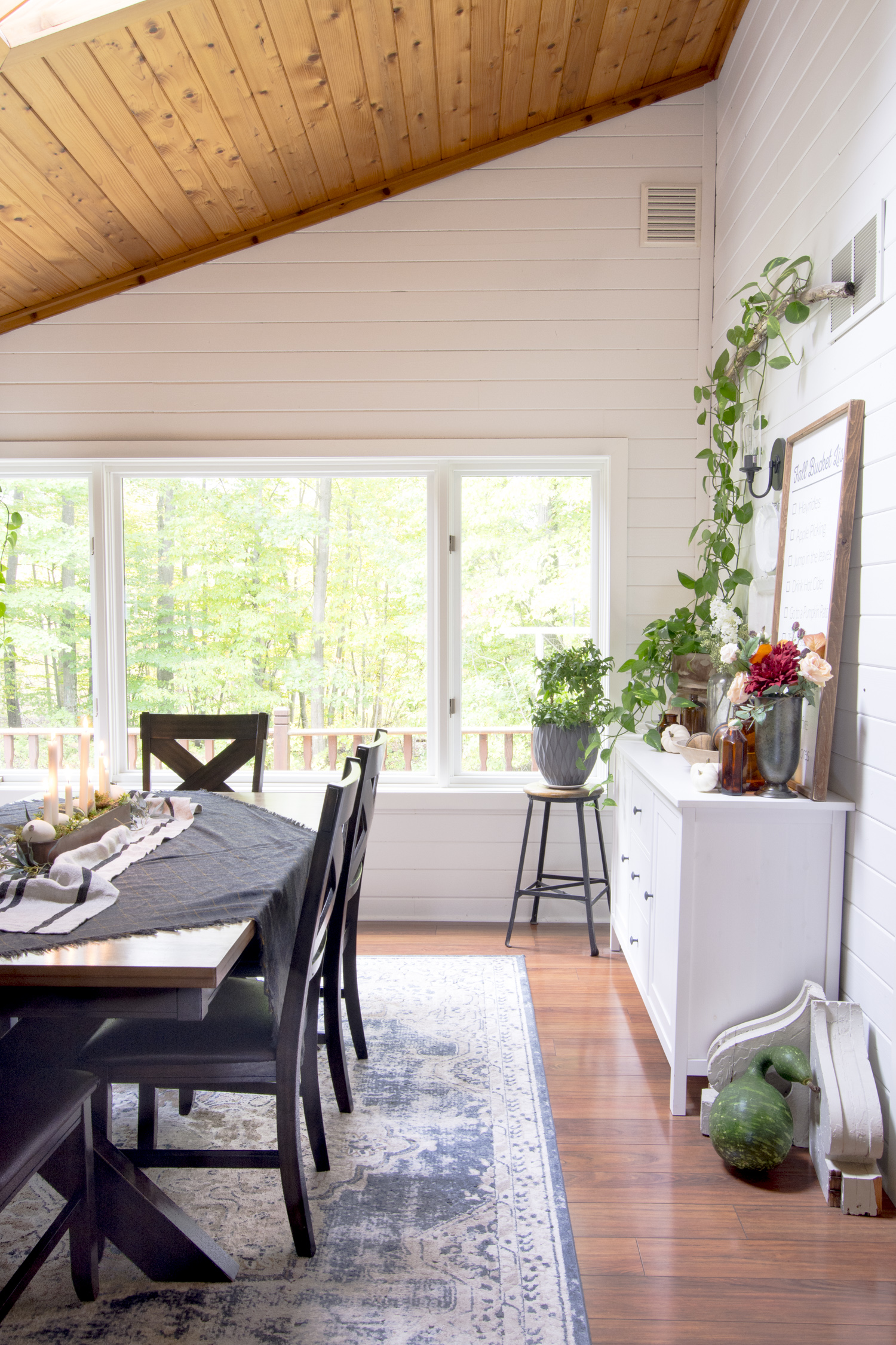 Love the natural wood shiplap on the ceiling of this dining room kellyelko.com #homedecor #diningroom #diningroomdecor #farmhousedecor #interiordecor #diningroomfurniture 