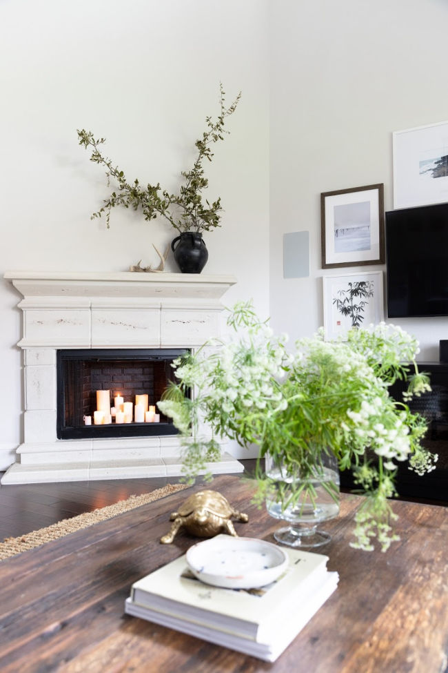 12 Creative Fall Mantels - love the simplicity of a single vase holding branches kellyelko.com #fall #falldecor #mantel #manteldecor #neutraldecor #farmhousedecor 